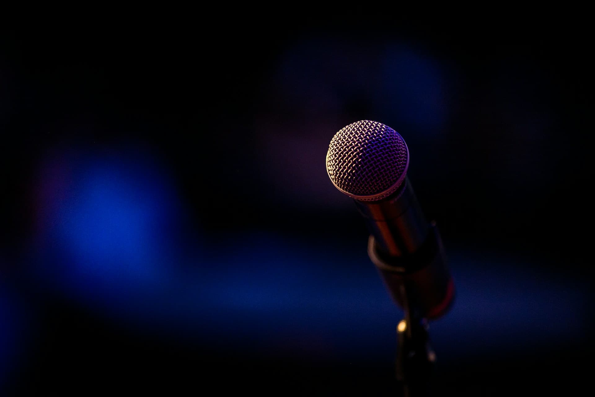 Microphone with atmospheric stage lighting